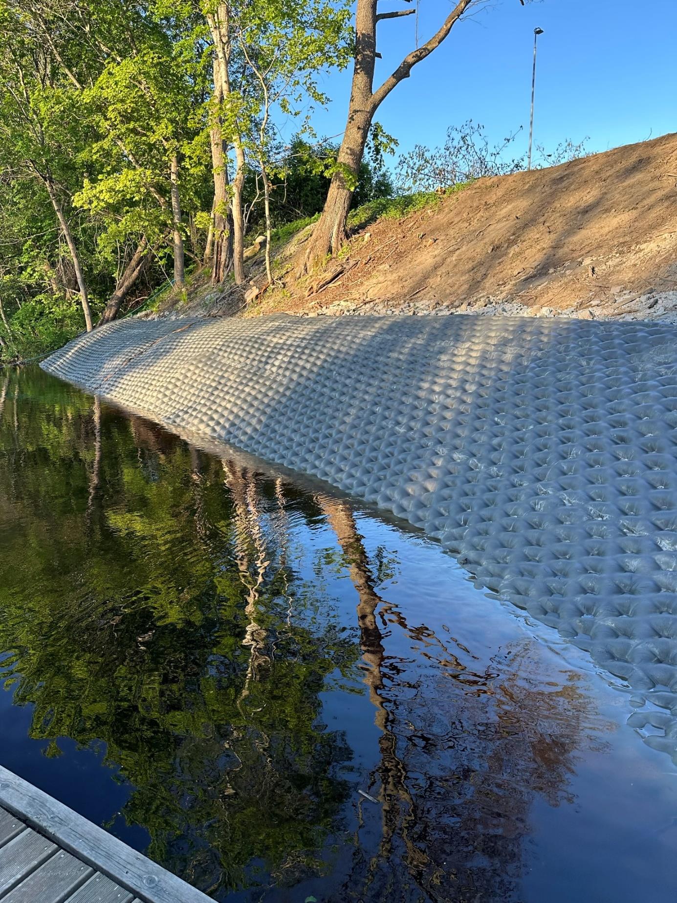 Betongmadrass skyddar slänt mot erosionsskador.