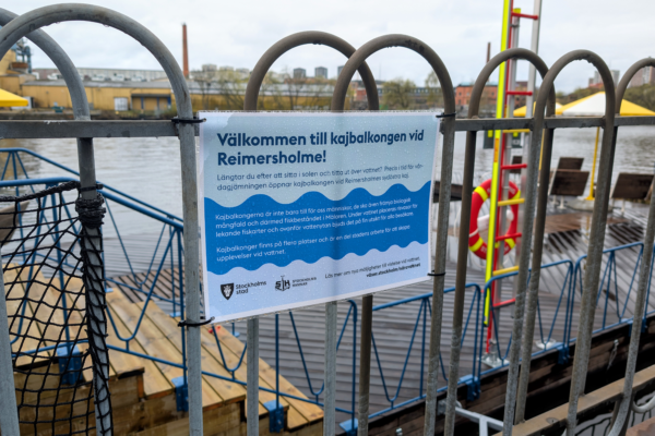 Skylt vid kajbalkong på Reimersholme i Stockholm som beskriver projektets syfte och ekologiska funktioner