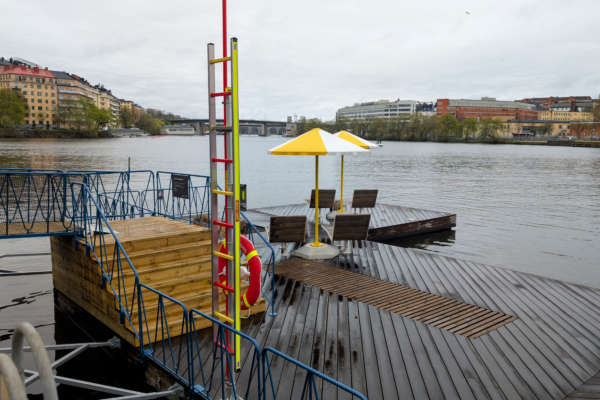 Kajbalkong på Reimersholme i Stockholm med modulär plattform fäst mot stadskaj