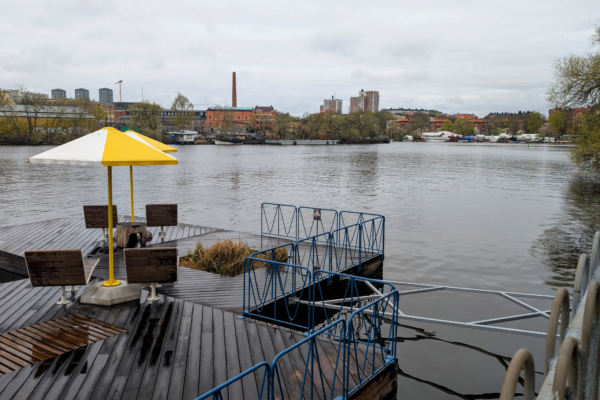 Kajbalkong på Reimersholme i Stockholm med plattform och sittplatser vid stadens vattenmiljö