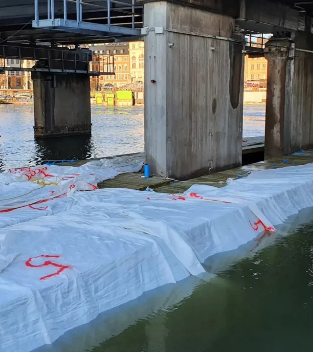 Betongmadrasser installeras i Slussenområdet i Stockholm