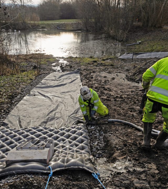 Installation av betongmadrass som erosionsskydd vid vattenmiljö
